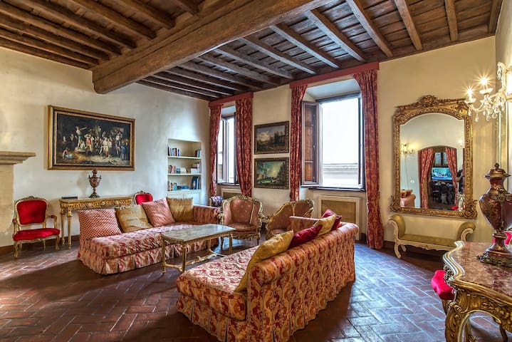 Exclusive Pantheon Apartment