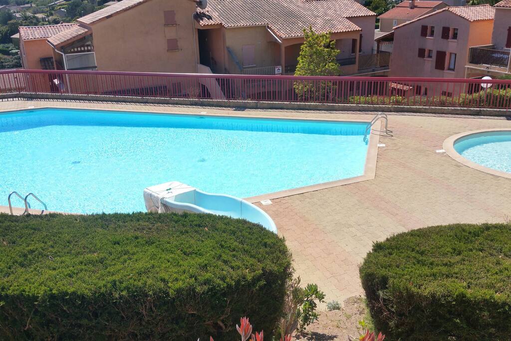 Piscine avec toboggan