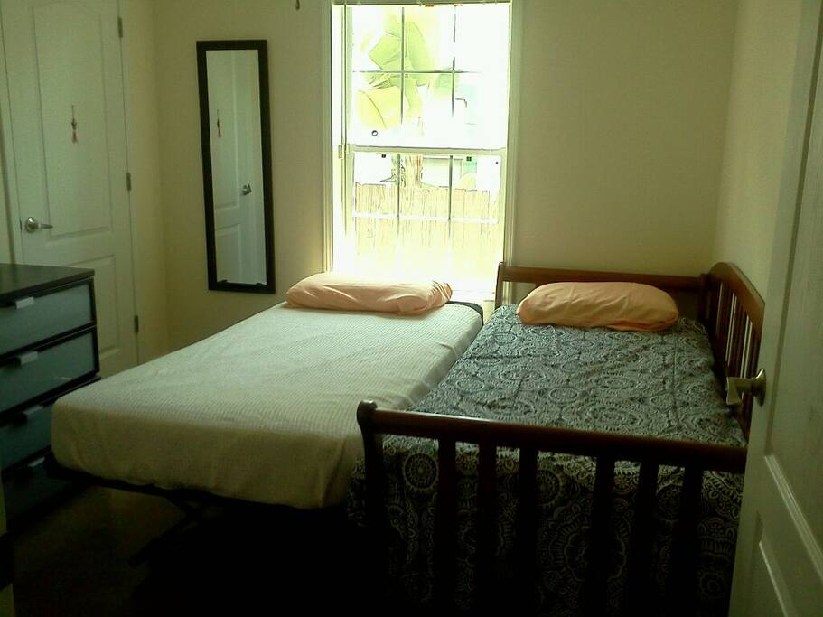 The sunny (trundle) bedroom