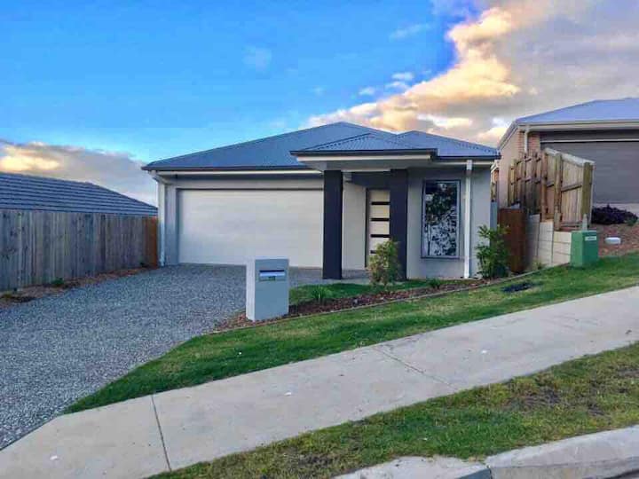 Beautiful New House In Springfield Lakes - Brisbane