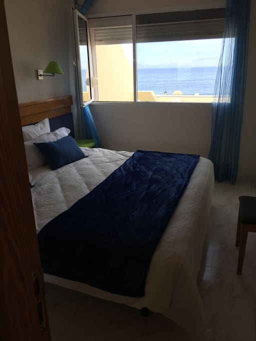 Dormitorio 1 al mar. Al fondo Isla de Lobos.