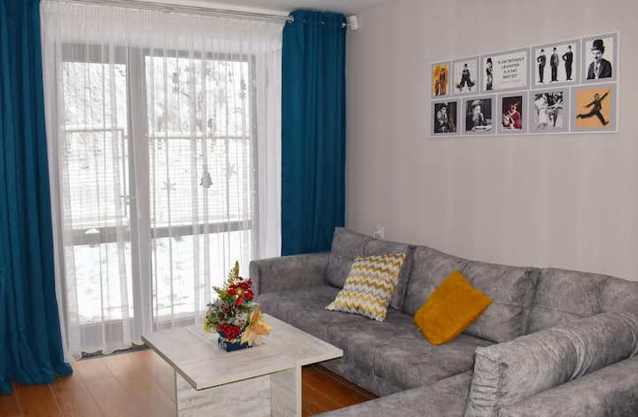 Sala con puerta privada que entra al patio trasero