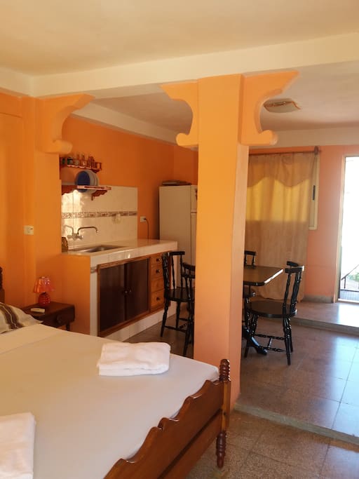Habitación y cocina-comedor