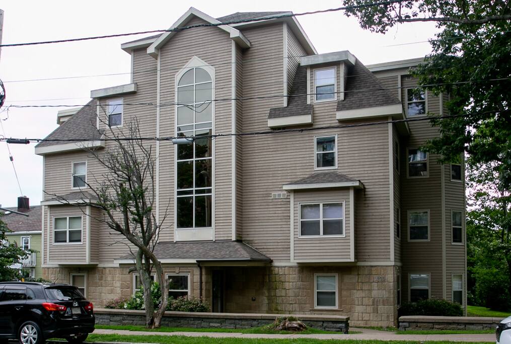 condo building 1270 Oxford