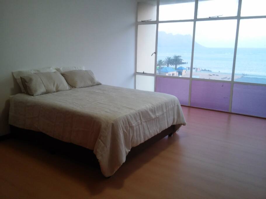 Main beroom with queen size bed.