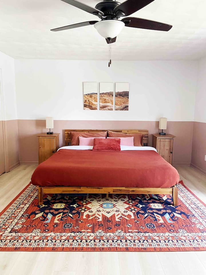 Dormitorio principal con cama tamaño king.