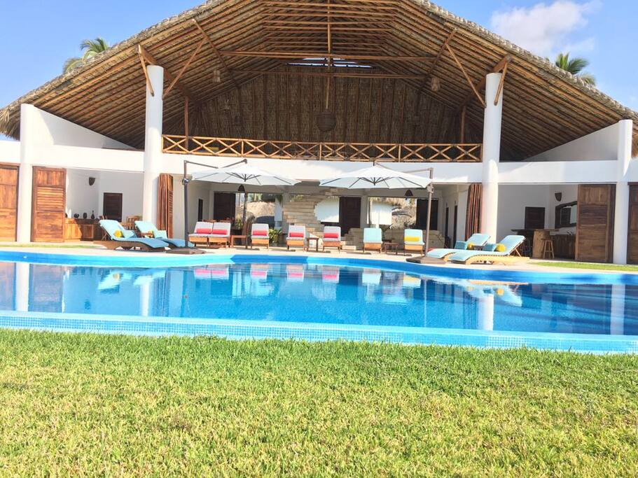 Casa principal: arriba terraza; abajo 2 suites una en cada costado, cocina, comedor, desayunador, sala, bar y 2 Baños ( hombres y mujeres). Jardin y piscina con chapoteadero con iluminación de ambiente nocturno.