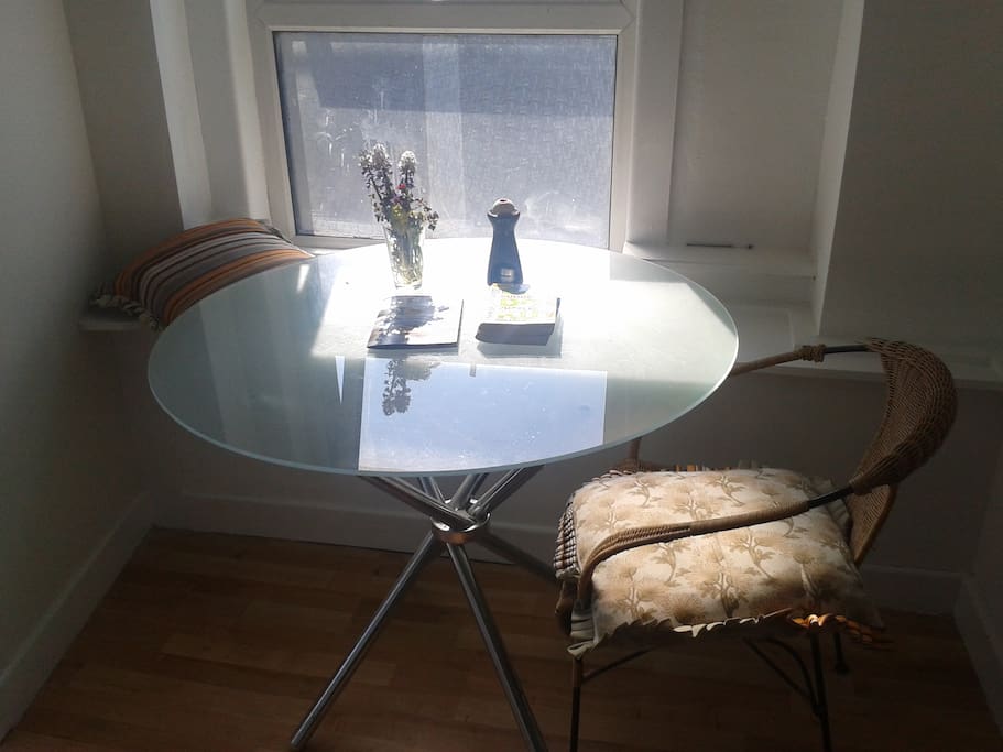 Nice light in the kitchen to have a cuppa tea and read