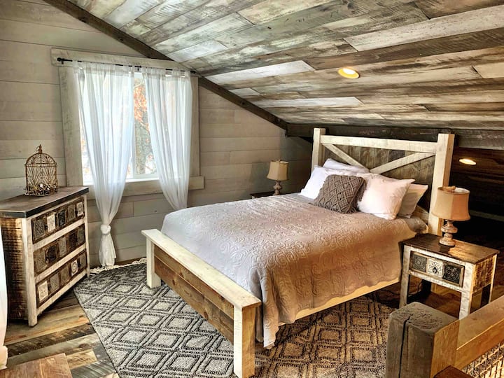 Kitanda cha ukubwa wa malkia katika roshani iliyo wazi