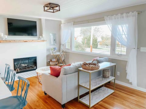 Top Airbnb: Red Sky Retreat! Sun soaked 2 bedroom cottage! in Sandwich