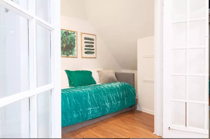 L'angolo 1 può essere utilizzato per ulteriori posti a sedere o può essere chiuso per utilizzare il divano letto doppio per uno spazio aggiuntivo per dormire