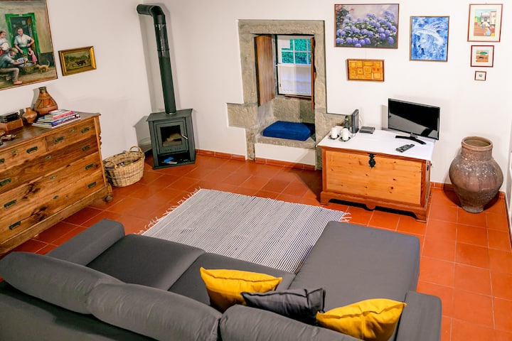 غرفة تعمل بحرق الخشب مع موقد يعمل بالخشب