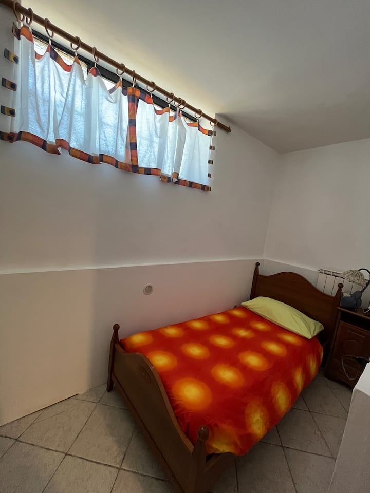 חדר שינה עם מיטת יחיד 