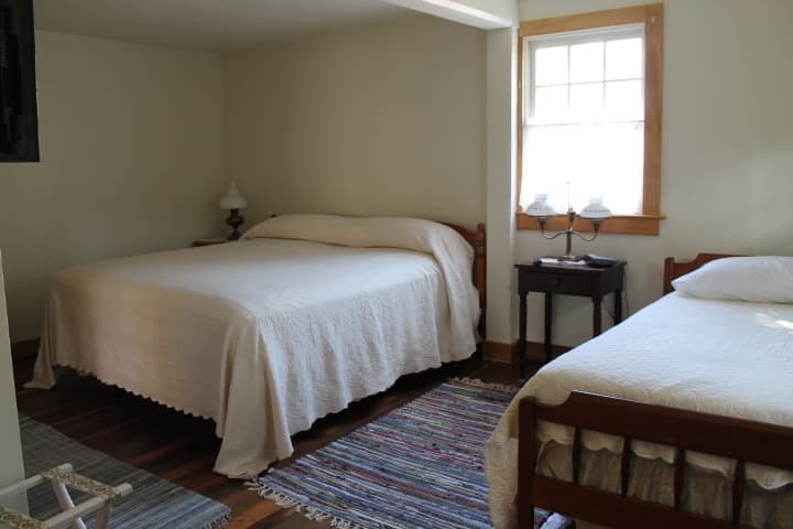 ฮาร์โมนิสต์ - ห้องนอนชั้น 2 มีเตียงคิงไซส์และเตียงเดี่ยว 1 เตียง