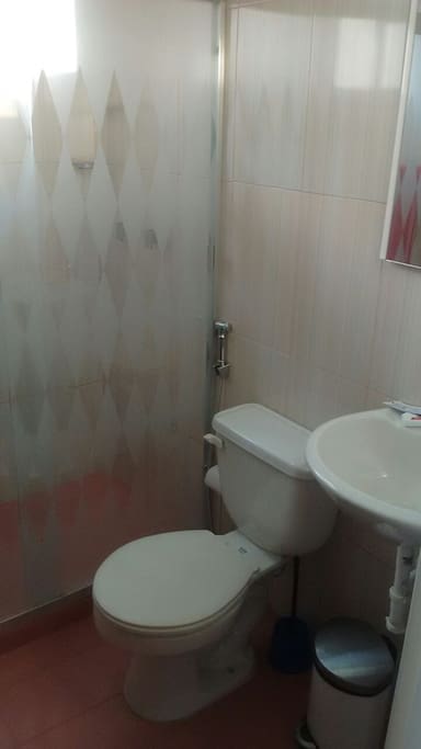Nice bathroom. Hot water.