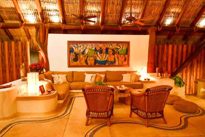 Preciosa sala con sillones y mesa de centro, perfecta para charlar y convivir con tus invitados.