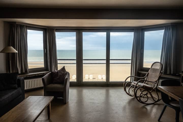 8 Places apartment facing the sea