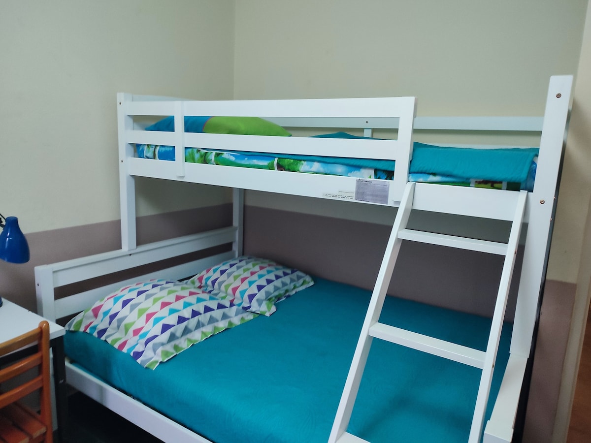 Modrá spálňa s 3-miestnou posteľou