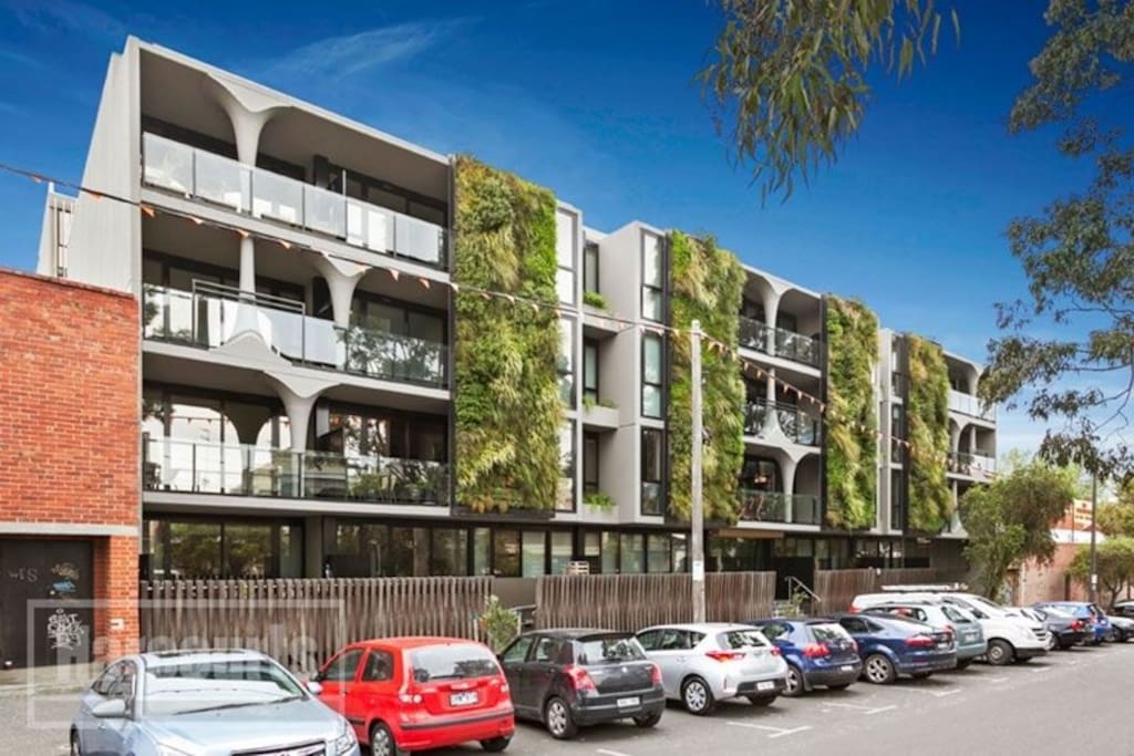 We are on a quiet leafy street in West Melbourne/North Melbourne and a minute away from cafes and great coffee.
