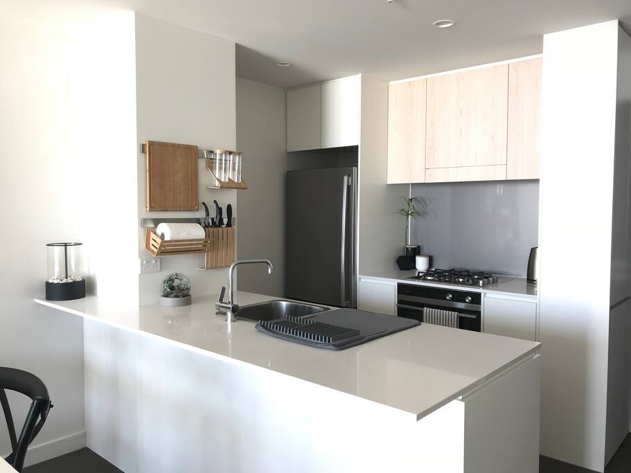 Fully equipped kitchen with dishwasher.