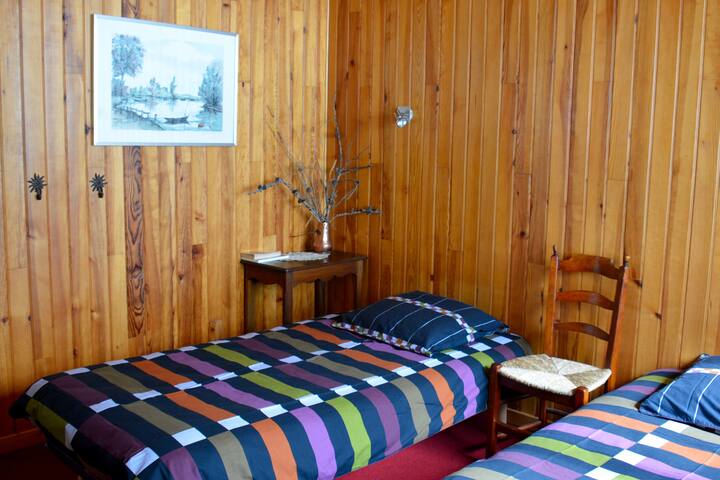Dormitorio doble con camas "extraíbles" en el primer piso. 
