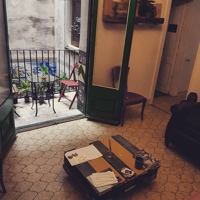Livingroom w/ balcony