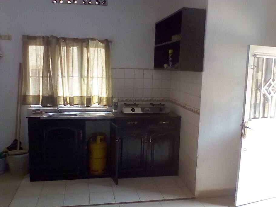 Coin cuisine:bouteille de gaz,cuisinière à 2 plaques,assiettes,casseroles..