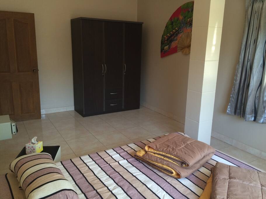 Schlafzimmer 1 mit Klimaanlage , Tresor und Kleiderschrank