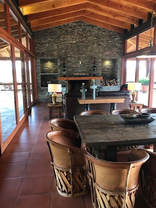 Terraza independiente a las habitaciones con grill, cocina, baños, chimenea y jardín.