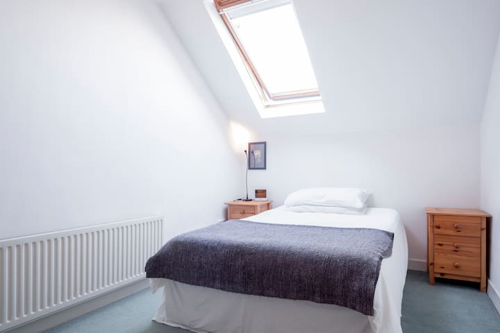 Room to rent, Quiet part of Greystones