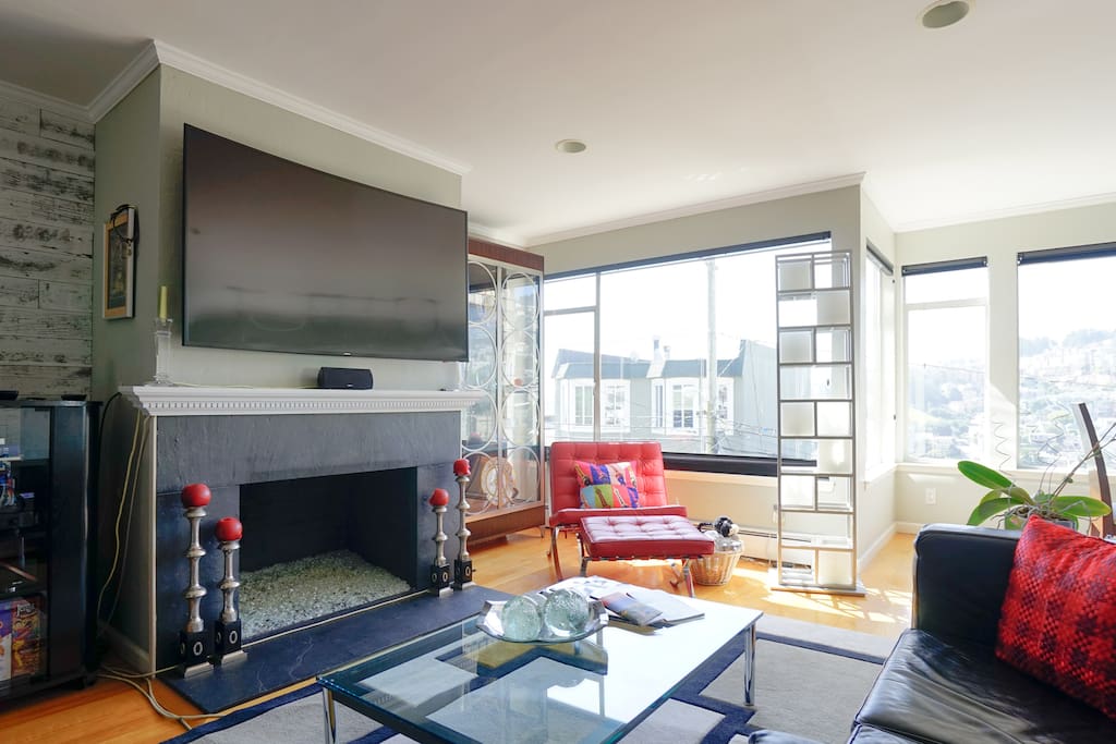 60" Curved HD TV + Dramatic views from Twin Peaks down to Eureka Valley down to the Bay