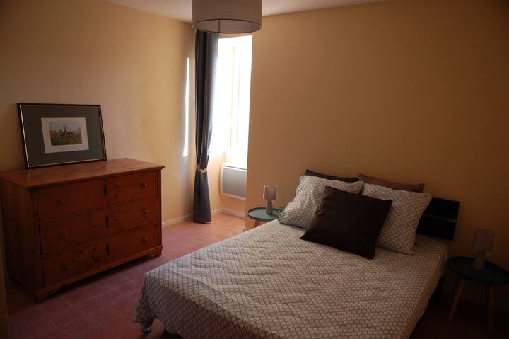 Chambre lit 2 personnes
Rangement 2 commodes anciennes