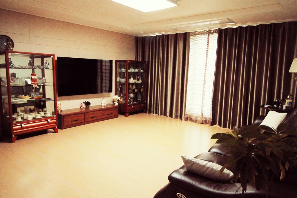 거실 모습입니다 커튼치시면 아늑하고 럭셔리한 공간이 된답니다^^ Spaciou
s livingroom. If you draw the curtain, you will have cosy and luxurious place for you to have a comfortable rest!