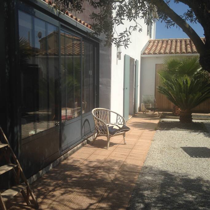 Terrasse extérieure le temps d'une lecture au soleil