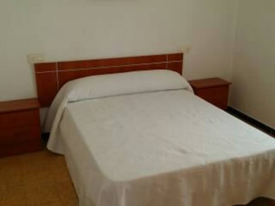 Dormitorio con cama de matrimonio