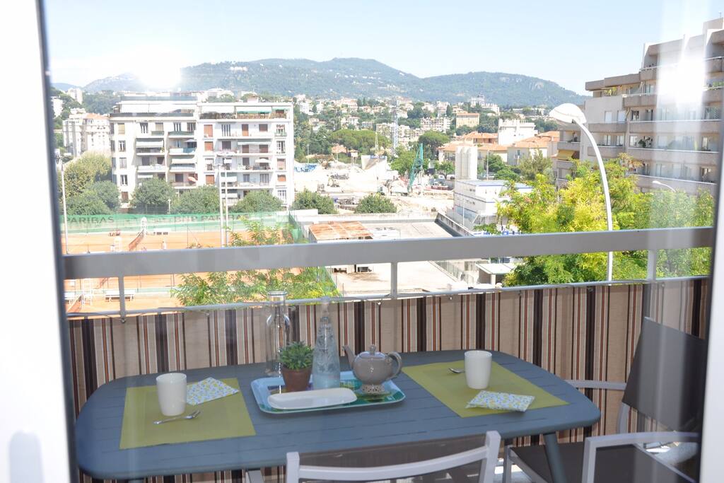 Terrasse avec vue dégagée sur courts de tennis