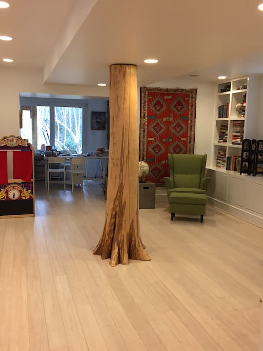 Sitting room and dining table for six in the background