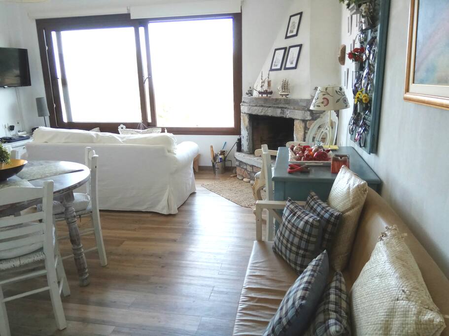 Living room with the fireplace and view to the beach