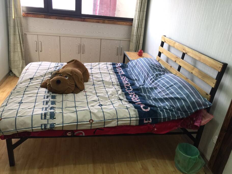 楼上卧室大床