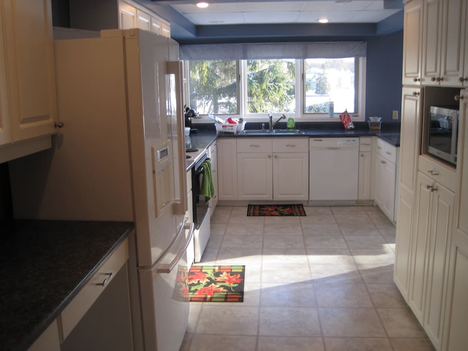 Spacious Bright Kitchen, with Fridge/Stove/Microwave/Dishwasher/Toaster Oven