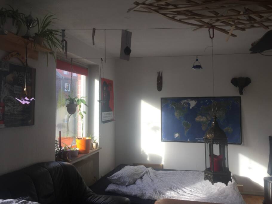 Bett, Sofas und Wohnzimmertisch