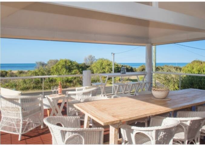 Beachfront/ 7 bedroom / 3 lounges / Walk to town gallery image 4