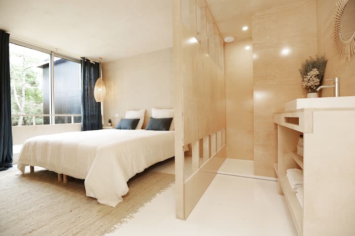 Chambre Blue Twin : lit 180, salle de douche privative, dressing.