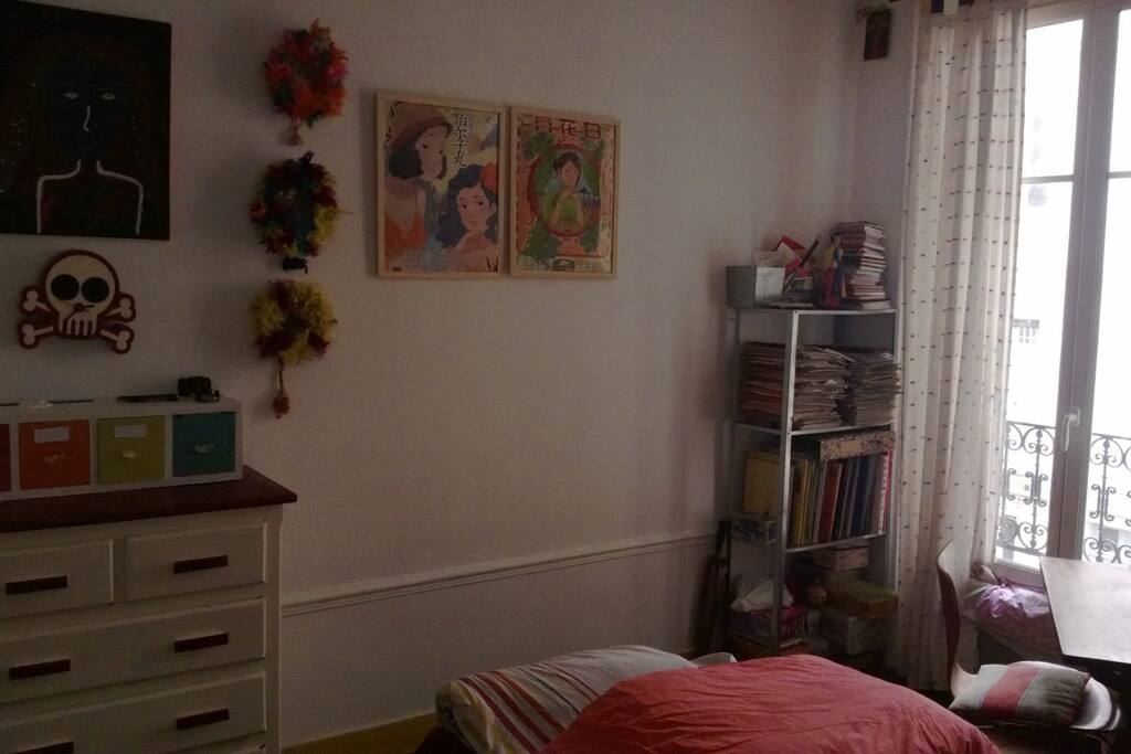 Chambre, un lit normal, placard, commode, bibliothèque et des bacs de jouets sous le lit !