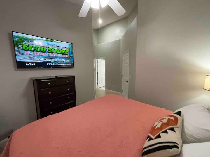 Master bedroom 2 with Smart TV