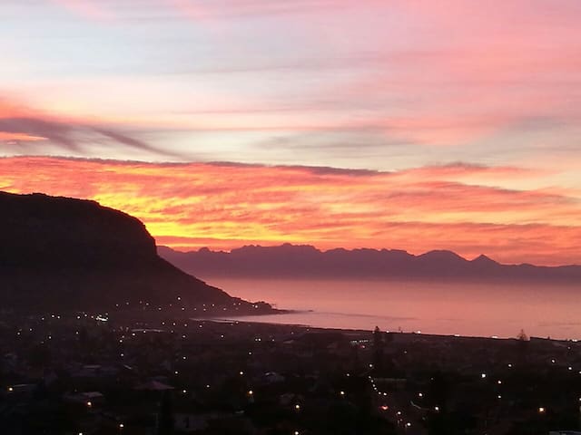 Fish Hoek Mountainside home with panoramic views
