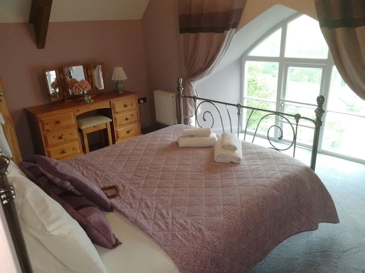 غرفة نوم رئيسية مع إطلالة داخلية وريفية رائعة على القرية والحقول 