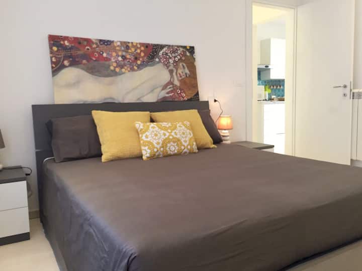 חדר עם מיטה זוגית 