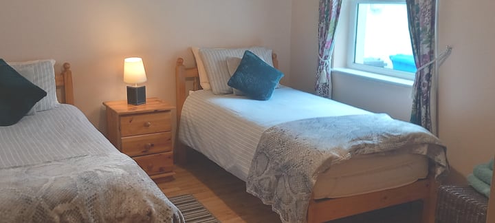 Დაბლა ტყუპი საძინებელი სააბაზანოსთან 