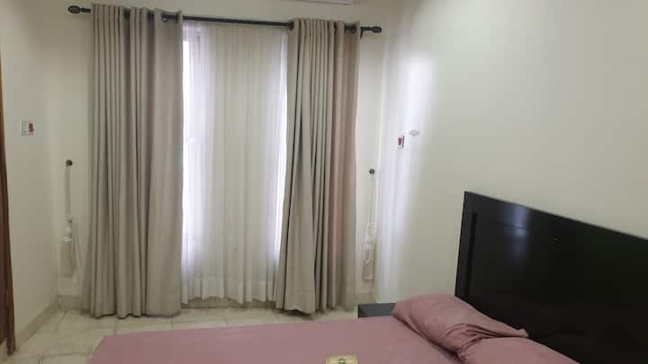 Dormitorio para huéspedes: totalmente climatizado con 'Estabilizador automático de tensión' para un alto rendimiento y máxima refrigeración 